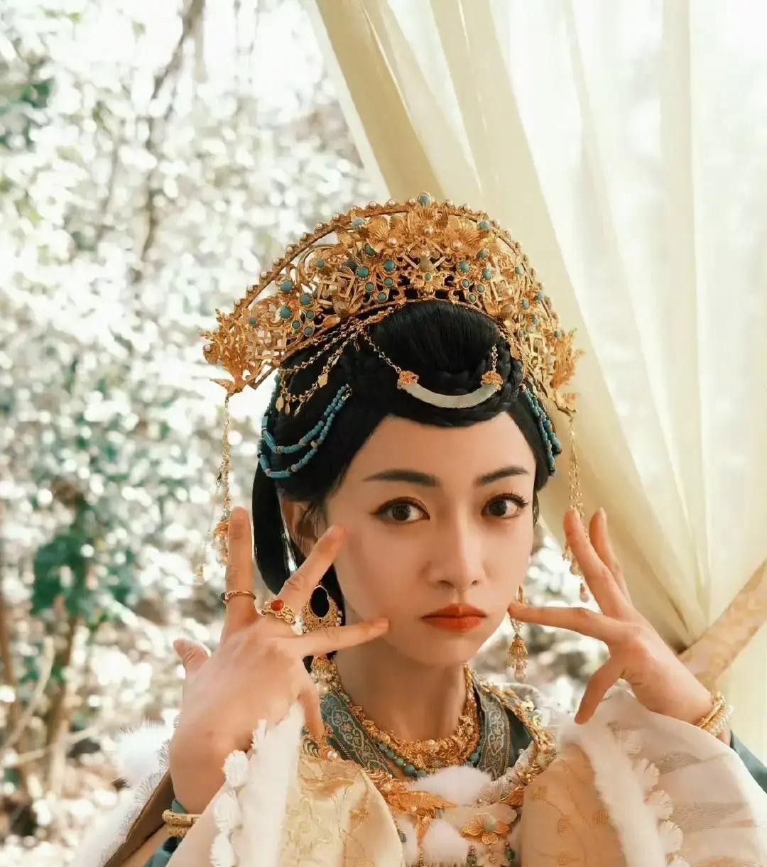 差点以为《兰香如故》要变成另一部快餐爽剧了，看到最终敲定的男女主是刘学义和谭松韵，心里那块石头才算落了地

这戏一开始磕的根本不是他俩，而是丁禹兮搭档吴谨言，现在回头品品，幸亏这事最后没成

咱们说句得罪人的大白话，吴谨言要是真接了这个本子，画面实在太违和。她演惯了那种“遇神杀神”的开挂女主，眉头一