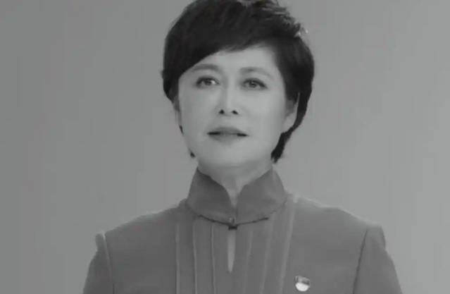 【#敬一丹说最有价值的是放大弱者声音#】#敬一丹曾被同事评价心太软# “感谢这世界，让我走过。”

这是敬一丹留给世界的最后一句话。

今天，敬一丹的女儿王尔晴在母亲的微信公众号发布讣告：“我最亲爱的妈妈，大家熟悉的敬大姐，今天走了。”今年6月，她在哈尔滨突发急性脑出血，转回北京住院治疗近 ​