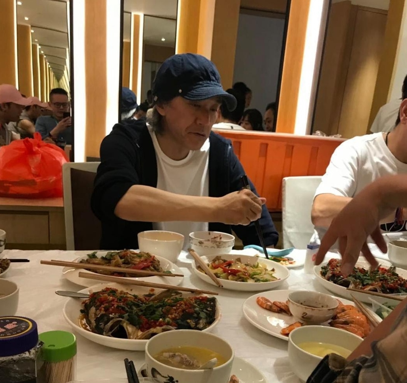 晚年的周星驰，真的会孤独终老吗
年过六旬的周星驰，至今未婚、无儿无女，常年独居生活，满头白发的清冷身影，让“孤独终老”的标签牢牢贴在了他的身上。世人总为这位喜剧之王惋惜：他缔造了华语喜剧的黄金时代，用无数经典角色治愈了几代人的青春，给千万观众送去欢声笑语，却唯独活成了旁人眼中最落寞的人。但抛开世俗的