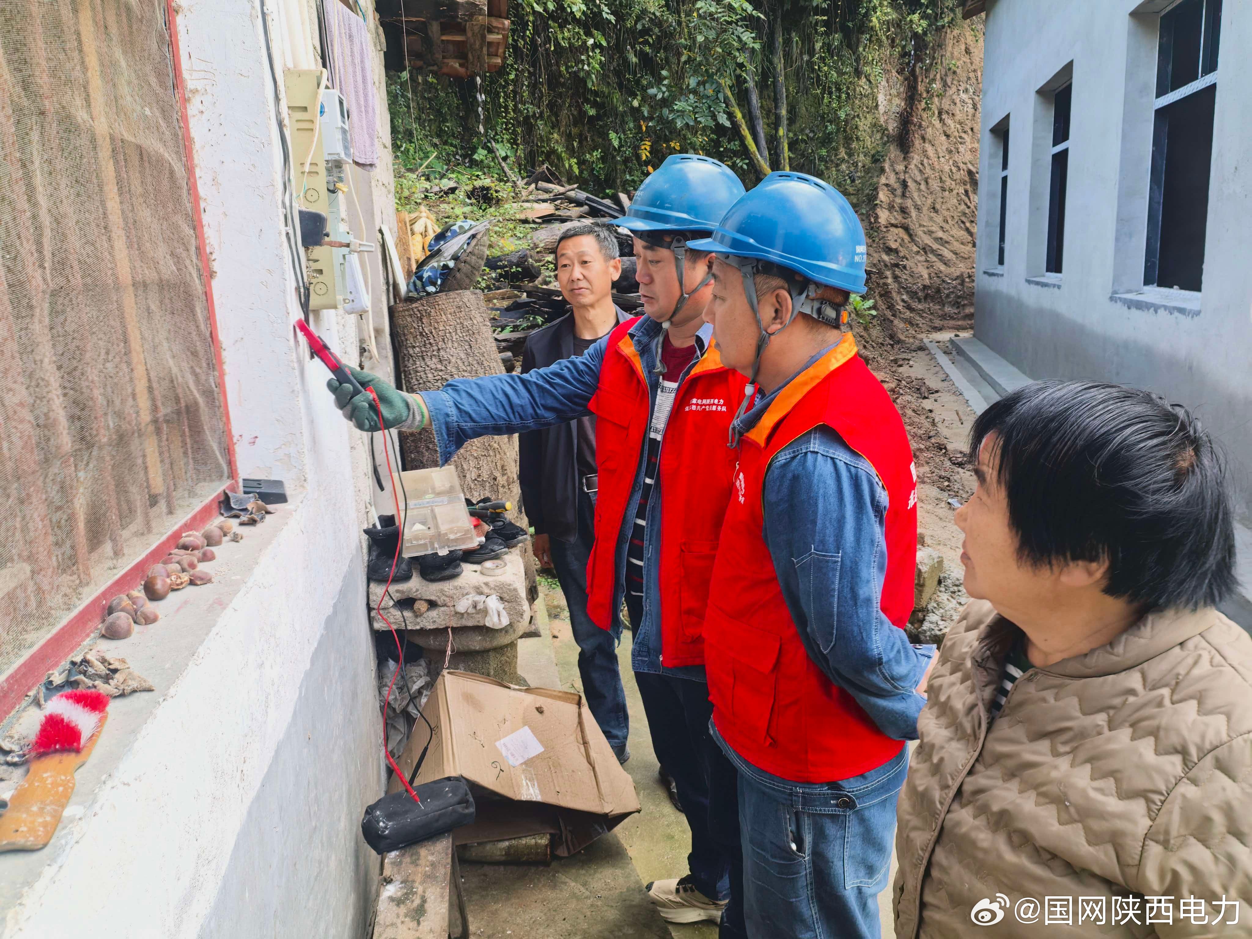 #万家灯火掌灯人##做好人民电小二#【城固公司：电力先行重阳暖务 温情守护夕阳安康】为迎接即将到来的九九重阳节，10月12日，城固公司小河供电所提前组织志愿服务队走进辖区偏远山区，开展敬老暖心保电志愿服务。工作人员逐户走访独居、孤寡老人家庭，仔细排查室内线路、插座、漏保 ​
