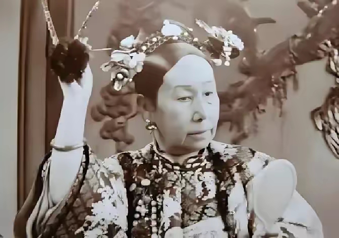 1908年慈禧离世，人人等着看他倒台，他靠七箱珍宝换全身而退
 
自古伴君如伴虎，深宫朝堂从无长久风光。晚清权势滔天的大太监李莲英，侍奉慈禧数十年，手握近身权柄，看尽宫廷波诡云谲。1908年慈禧太后撒手人寰，偌大紫禁城风云骤变。所有人默认这位昔日红人难逃清算追责，隆裕太后心中更是积满对他的芥蒂。谁能