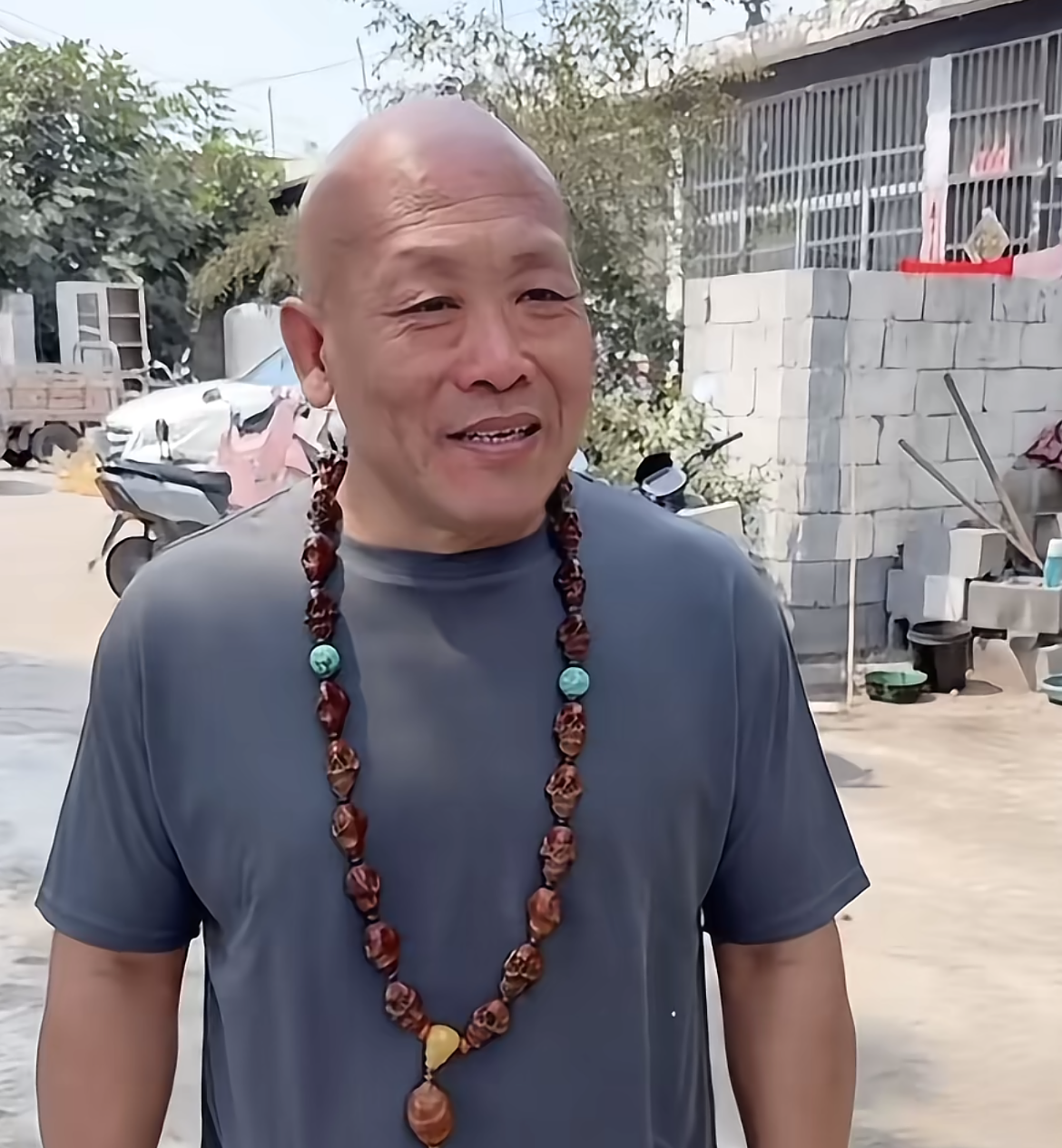 曝山东新泰网红“面条哥（本名高忠）”正式回归社会
近照已经没有大胡子，且身形瘦了