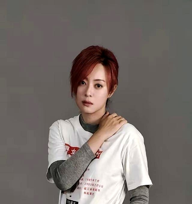 孙俪劝大家别喝冰的，说会把肠子冻住，还拉上邓超作证，不喝冰咖啡身体年龄才27岁，把不少人忽悠得大夏天连口冰水都不敢碰
 

人家能瘦、体态年轻，靠的是顿顿水煮菜、按克称重的清蒸肉，加上平时规律轻断食和专业团队调理，根本不是因为把冰水换成了温水
 

普通人长肉的罪魁祸首，从来不是那几块冰，是冰块底下