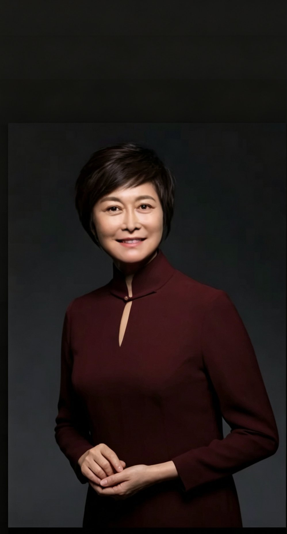 #敬一丹去世#罗京离开的时候，内心虽有惋惜，却不曾感到惶恐。
李咏离去，同样只是感慨生命无常。
直到网络上传来敬一丹的消息，很多和他们同龄的人，心里猛然一颤。
 
我们害怕的，从来不是某一位熟悉主持人的离去。
而是猛然惊觉，当年陪伴我们看电视的那一代人，已经悄悄走到了岁月的后半程。
曾经 ​