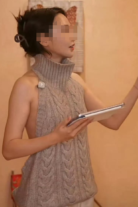 直播抬手转身就险走光，工作室凌晨道歉

彭小苒直播翻车，粉丝弹幕刷屏“小心衣服”。

9月13日晚，彭小苒在直播间换了两套衣服。第一套肤色深V连体衣，领口低、腰侧镂空、后背几乎无遮挡。第二套灰色挂脖针织衫，正面看着保守，一转身，后背从脖子到腰全露了。多机位动态拍摄下，每一次抬手、侧身、整理头
