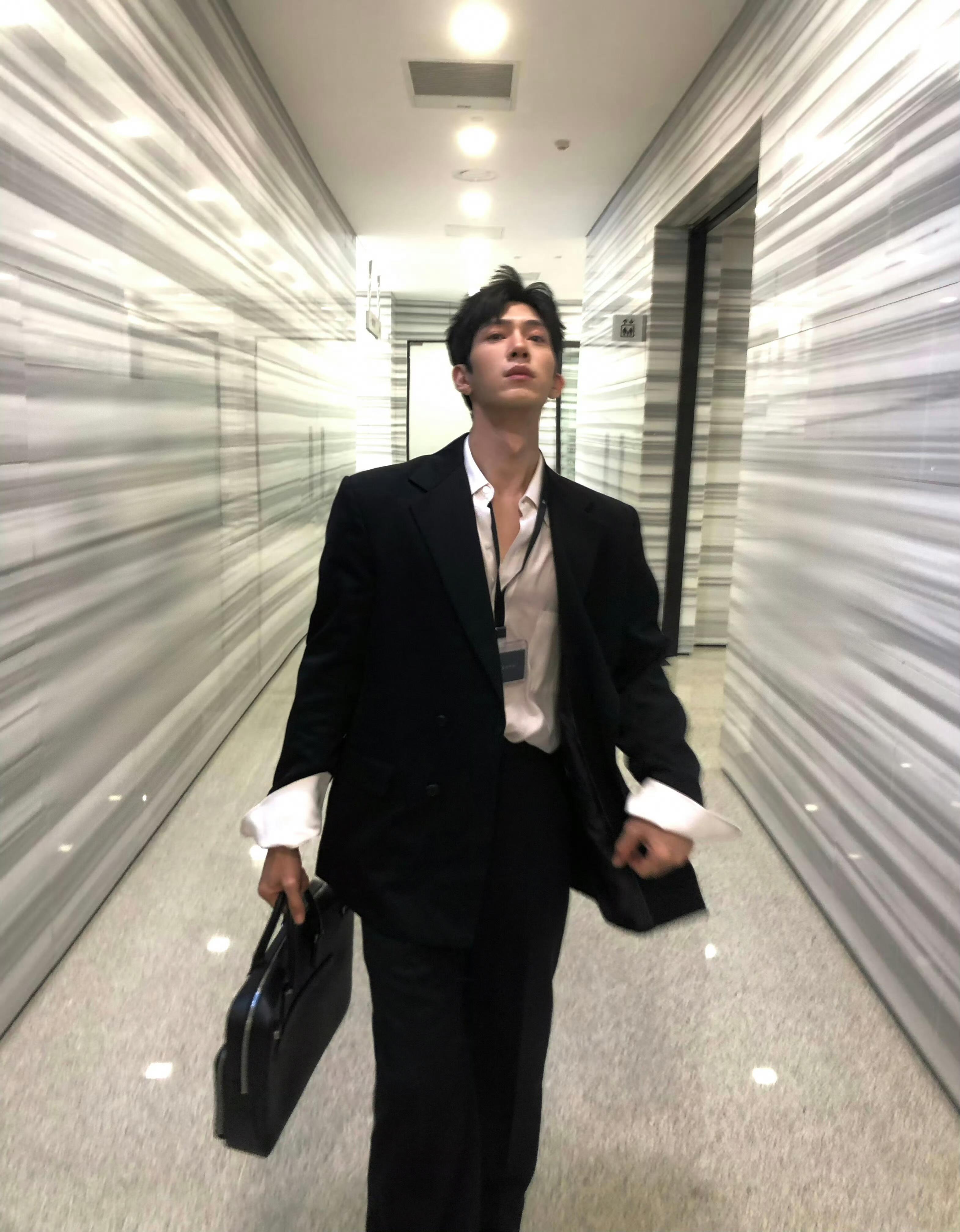 井柏然这组 Luke sense 随拍很有都市职场电影感，黑色西装搭配白衬衫，公文包、写字楼光影和自然抓拍姿态，把松弛又成熟的都市男士氛围拿捏住了。简约但不简单，商务感和时髦感都在线。

#井柏然不是第一次爆火# ​