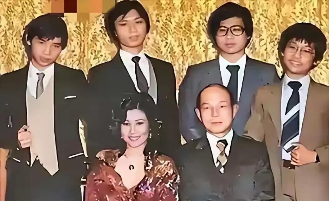 香港富豪圈里，霍家的家产居然没闹出风波，这事儿挺有意思的

全靠老爷子霍英东生前定下的一条死规矩：家族生意，只能长房的儿子接管，二房三房的子女，永世不得插手

说白了，就是用一个百亿规模的基金，把其他子女的经营权给“买断”了

保证你们一辈子衣食无忧，钱管够，但权力，想都不要想

这招够狠，但也够高
