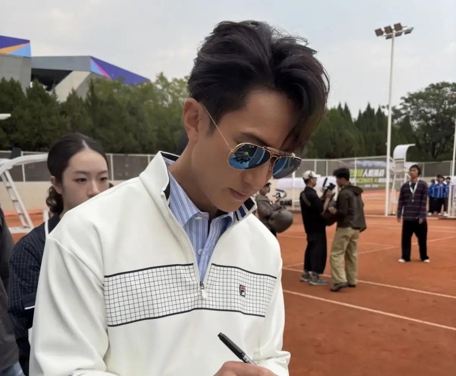 吴尊带12岁儿子站上中网挑边台，Max快175还是左手将，一家四口生日就隔一天，这家人到底怎么养的？
10月3日钻石球场，郑钦文对阵卡林斯卡娅的挑边仪式上，吴尊和儿子Max并肩站在网前。两年前吴尊一个人来的，这次身边多了个只矮他半头的少年。有球迷注意到一个细节：Max站在过万人面前没有缩肩膀，也没往