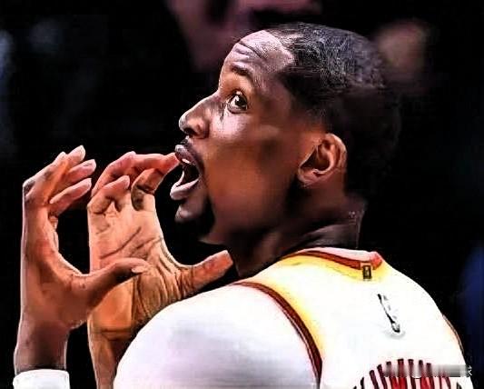 库明加回应质疑：我从没拒绝过那些钱，因为根本没人给过！

据LegionHoops报道，森林狼新援库明加近日回应外界关于自己“拒绝高额报价”的批评，他表示：“我看到了那段采访，但我从来没有拒绝过什么钱。那些东西从来就没有真正摆到我面前。”

今年休赛期，库明加最终选择和森林狼签下一份2年1300万的