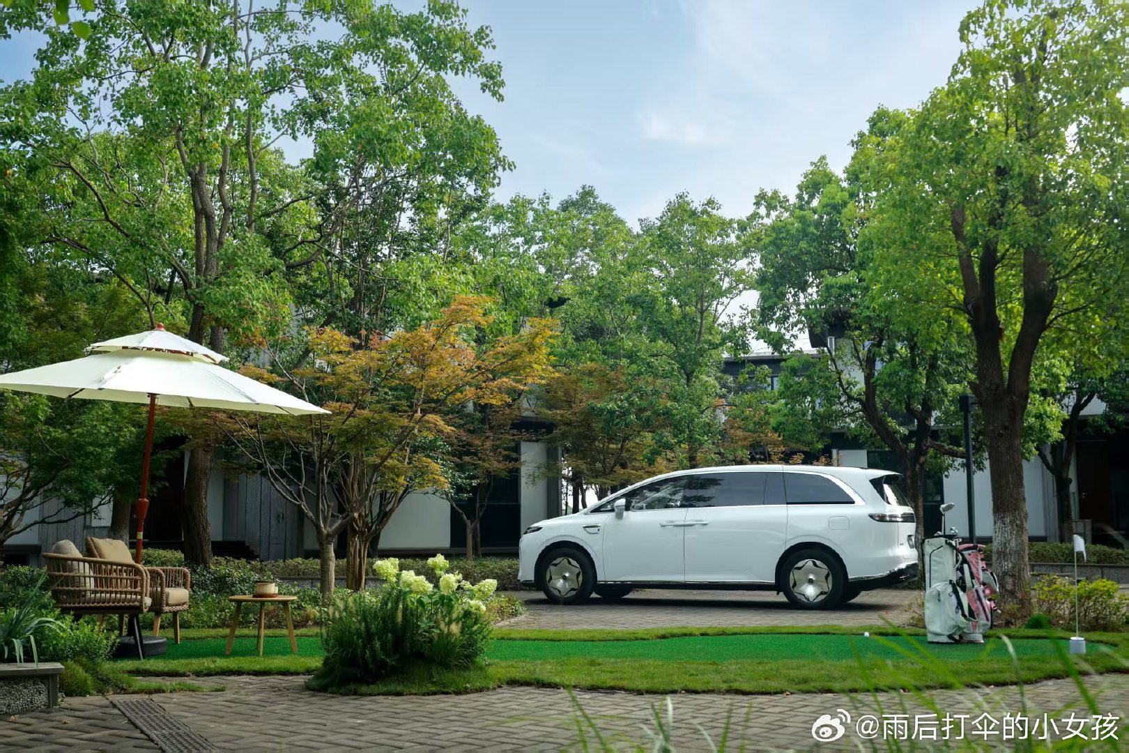 #享界V8静态实测# 五防隐藏地轨这个设计真的很适合家用，享界V8取消外露凹槽，灰尘杂物不容易卡在轨道缝隙，平时清理车厢省事不少#享界V8把家搬进车里# ​