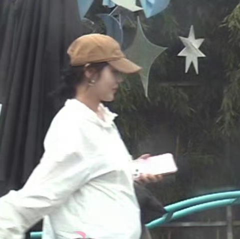 家人们谁懂啊，最近刷到狗仔拍的张佳宁路透，我整个人都愣了一下——这姐平时低调到除了新剧宣传几乎搜不到消息，这次居然因为几张出门喝咖啡的照片直接炸了热搜。

先给没刷到图的朋友唠唠怎么回事：狗仔拍的画面里，她戴了个棕色棒球帽，穿了件特别宽松的白衬衫，下身搭的休闲裤，整个人松松垮垮的，状态看着特别好，全
