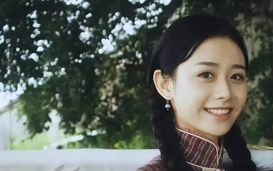 婚育传闻与新剧开机同一天，3万片酬演20亿票房，她只回了一句“我怎么不知道领证了”——素人空降央视女主，淑柔滤镜还能撑多久
10月7日，一条“曝王晓慧有孩子了”的热搜挂在榜单上，配图是中式秀禾的婚礼现场和铺满红布的抓周宴画面
同一天，这位1998年出生的潮汕姑娘正在横店参加总台谍战剧《红色密码》的剧