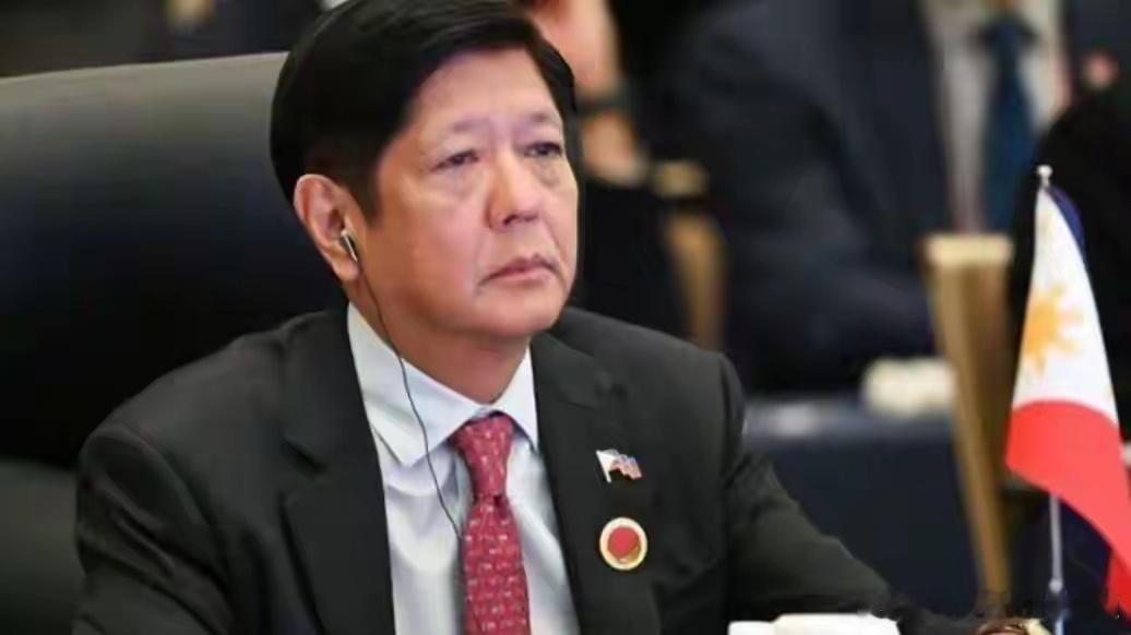 中方耐心耗尽，勒令菲律宾拖走军舰，小马科斯又变脸：中菲可合作
菲律宾靠着一艘老旧登陆舰非法霸占我国仁爱礁，这件事不光是干扰中菲双边关系的最大隐患，更是南海岛礁主权争端里，最容易引发冲突的一颗高危“地雷”。
中方如今已经耗尽耐心，国防部官网消息显示，8月14日下午，国防部发言人陈曦大校 ​