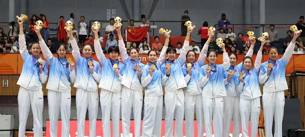 13岁于子迪和19岁张展硕把亚运泳池搅成了中国后浪现场，张博恒忍着伤把体操男团金牌死死扛回来，男足控球难看却还能小组头名出线。镜头里于子迪领奖台还带着孩子气，张博恒下场那一下肌肉抽紧的表情，比奖牌本身更戳人。这届亚运最真实的味道，不是全赢，而是小将敢冲、老将硬撑，连男足都透着一种荒唐的运气学。咱们老