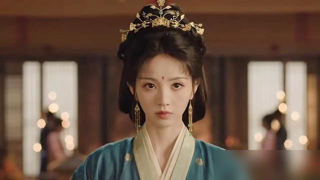 入行二十年，毛林林把皇帝演成了恋爱脑。
《嫁金钗》上央视八套，她演宠妃周芙。看着娇滴滴，实则心机深，可一碰到女儿，眼神立马软了。大殿上那场掌掴认亲戏，一个抬眼，二十年功力全砸出来了。
早些年她是《兰陵王》里的郑儿，观众恨得牙痒，反派标签贴得死死的。现在呢，从《逐玉》里破碎感拉满的悲情母亲，到这回