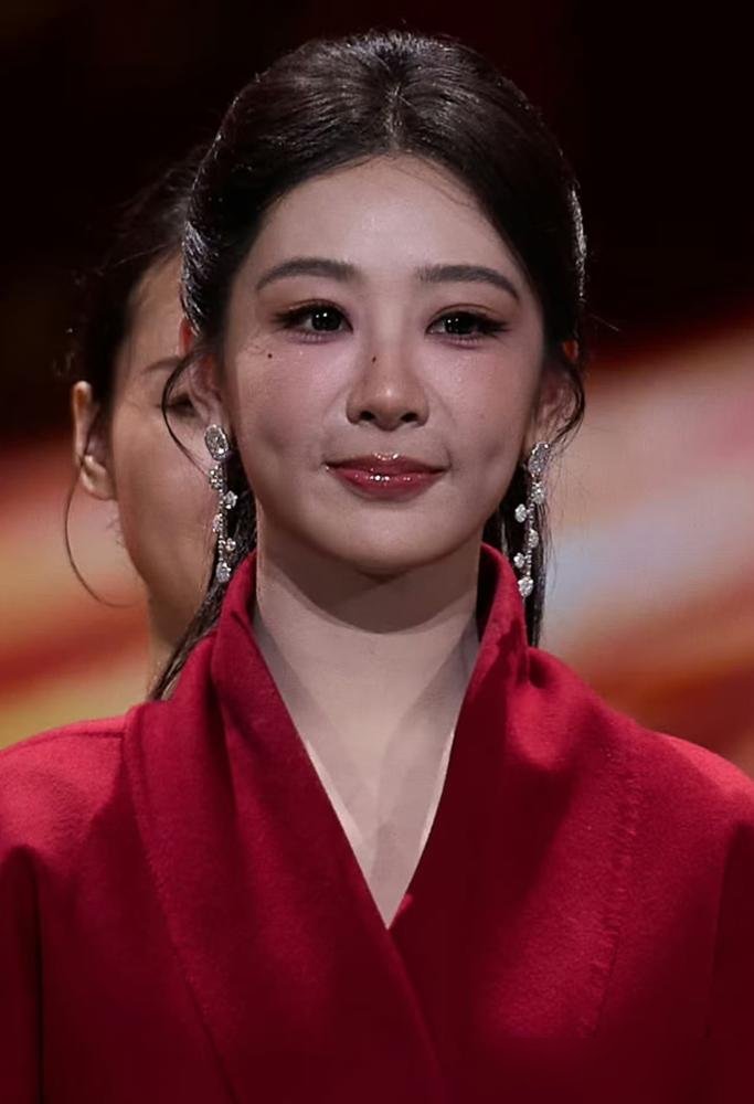 杨紫金鹰节那身红衣服被骂惨了，生图直接冲上热搜。

可内场镜头扫过去，她跟张一山并排坐着，该笑笑，该聊聊。颁奖礼上镜头怼脸，她表情管理全程在线，看不出半点被舆论影响的样子。
这事儿就有意思了。
粉丝在评论区把造型师骂得狗血淋头，什么“还我杨紫”“这妆发是来报仇的吗”。工作室呢？没动静。第二天