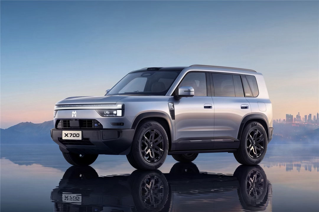 猛士X700

作为方盒子硬派SUV，兼顾城市通勤与越野玩乐，颜值气场拉满。方正硬朗车身线条，搭配大尺寸轮毂，户外拍摄出片率极高。搭载华为乾崑ADS 5智驾系统，27个传感器全域感知，窄路会车、自动泊车能力出众，复杂路况识别稳定可靠。鸿蒙HarmonySpace 6座舱，双15.6英寸智慧双联屏+HUAWEI SOUND音响 ​