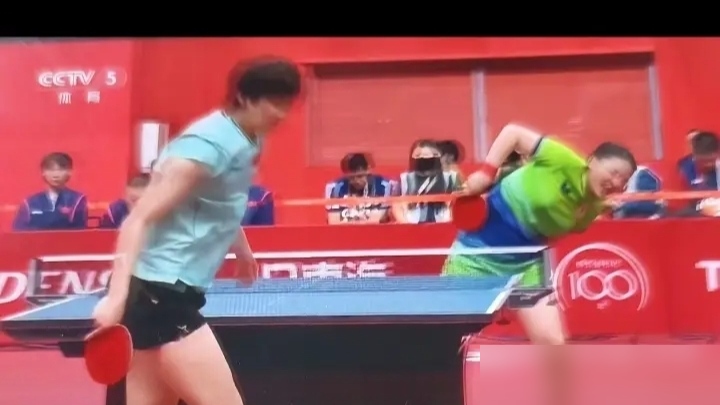 三天内两次被王曼昱横扫，18岁的张本美和赛后直接崩溃痛哭，连话都说不出来。
她对着镜头承认，自己就是一场完败，发球、接发球、相持，所有环节都被压制，能拿分纯靠运气，实力差得太远。
尤其是关键的第三局，9比5领先硬生生被逆转，心态彻底崩了，让她看清了现实。
反观王曼昱，赢了球却说自己才是下风的一