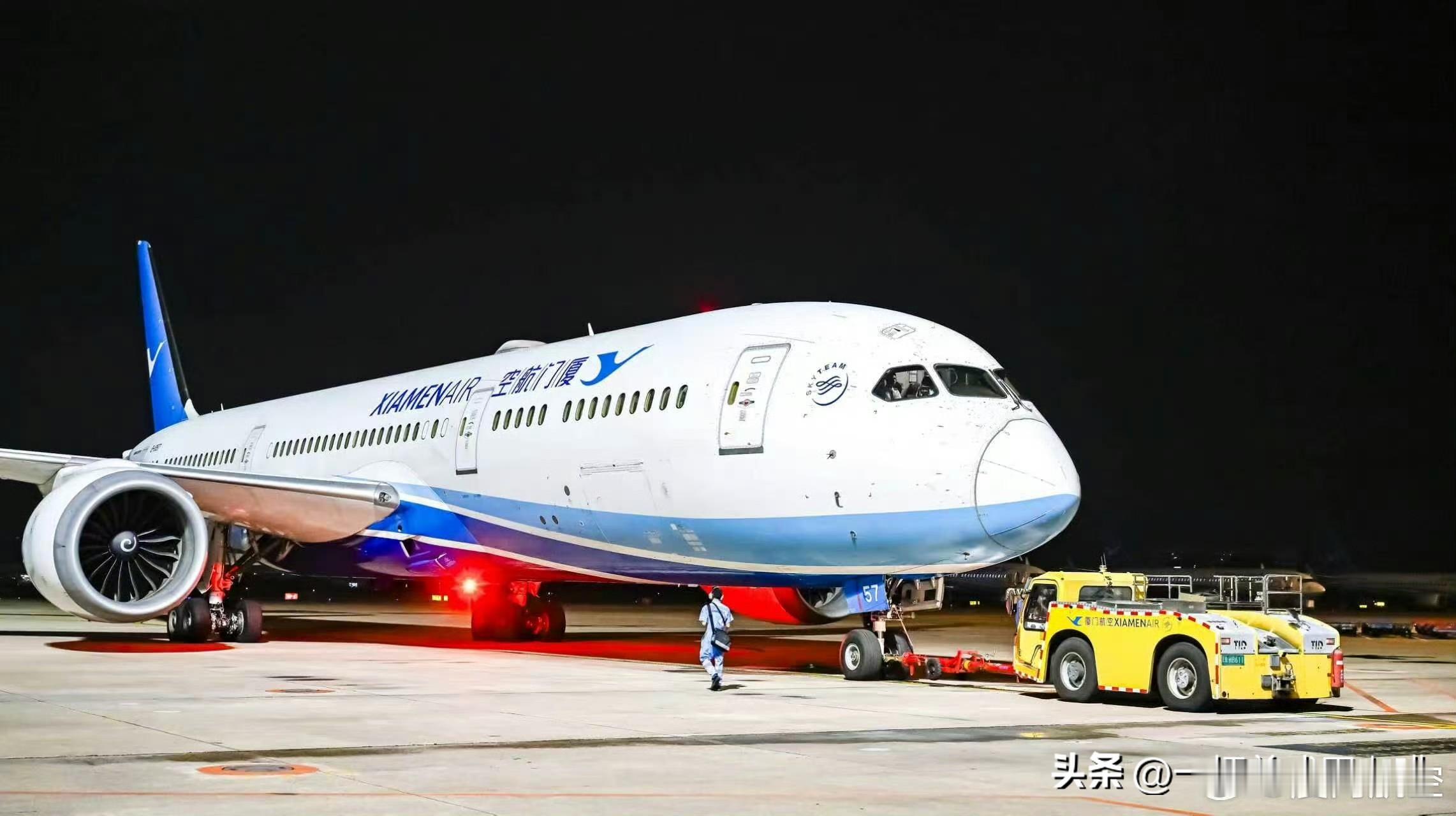 空客预测到2045年中国需要8800架飞机在国内服役，这件事我觉得有点大，目前已经很卷，中国民航增量不增利！这一点未来有利于波音，空客，商飞，就如大家所说的那样，服务社会，增加就业，促进经济发展！
未来20年，占据50%以上份额的空客将拿下5000架市场规模啊！可以这样理解吗？
波音1800，另外2