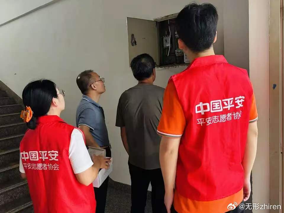 微光照见角落 科技守护青苗｜平安产险泉州中心支公司落地“安心校园”公益计划

       校园的角落，藏着少年成长的细碎日常，也潜藏着不易察觉的安全隐忧。部分隐蔽区域风险悄无声息、发现滞后、处置被动，成为平安校园建设路上一道亟待破解的难题。为持续深化保险风险减量，传递金融向善的温暖力量， ​