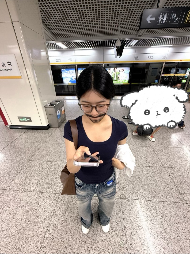 好开心吧最近！一周见了三个朋友好恍惚
和ydj严肃进入过日子时代，见面约到游泳馆，两个都磨蹭的人一起慢慢悠悠地边洗澡边聊天洗了一个多小时，两个拍照风格完全不一样的人哈哈哈，我已经学到广角拍可爱吃饭打卡照片。
和ldf在一起了两天，又聊天熬穿了又准备睡觉发现天亮了，她说来见我就没打算睡觉哈 ​