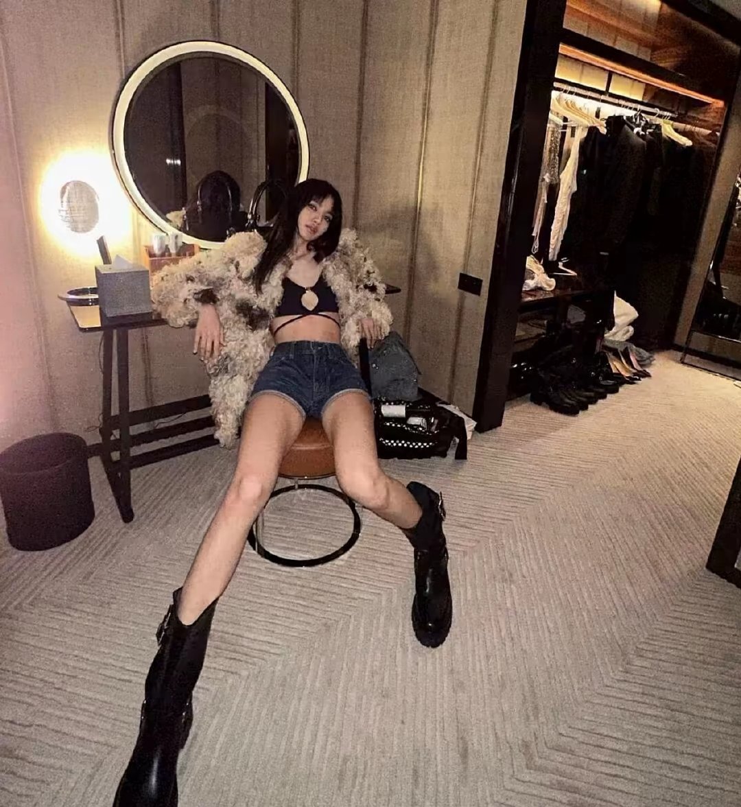 #LISA[超话]# 至今没发现腿长的任何坏处[挤眼] ​