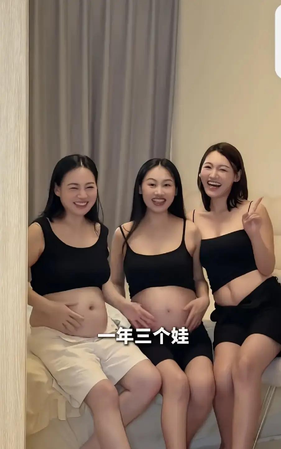 王一博在巴黎街头走路，看起来好松弛。

他没像往常一样被一群人簇拥着赶行程，也不是在镜头前摆出酷脸，就是在个陌生城市里，一个人慢悠悠地压马路。
可能只有在没人认识他的地方，他才把那个属于自己的普通大男孩放出来透透气，不用时刻紧绷着，就只是走走路，看看天。