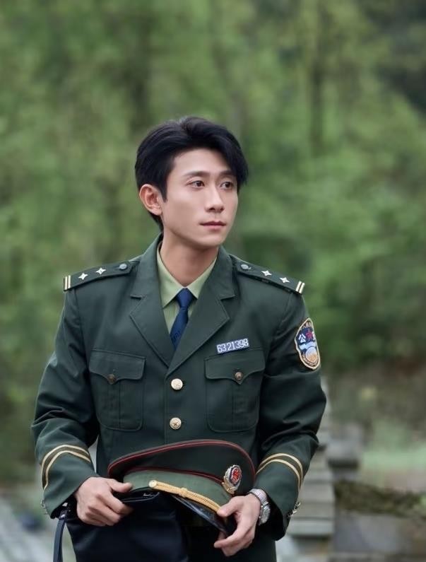 张一山这次在新版《重案六组》里，真的变了。
他演青年警察大曾，刻意收起了刘星式的夸张，墓园抽烟那场戏，眼神里全是故事，氛围感直接拉满。
但说实话，那股子骨子里的痞气、叛逆感，还是藏不住。有人觉得违和，有人觉得这才是“野生感”警察。
可你发现没？这剧本来就是前传，讲大曾32岁时的故事，角色设定就是“特