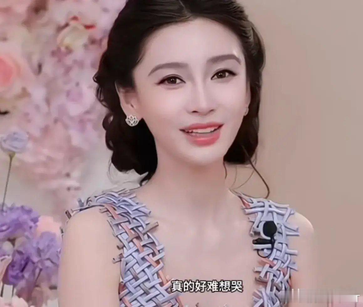 杨颖今年37岁，但是的整体状态还是很不错的，依旧漂亮，但和二十岁时相比自然是没有可比性的。 ​