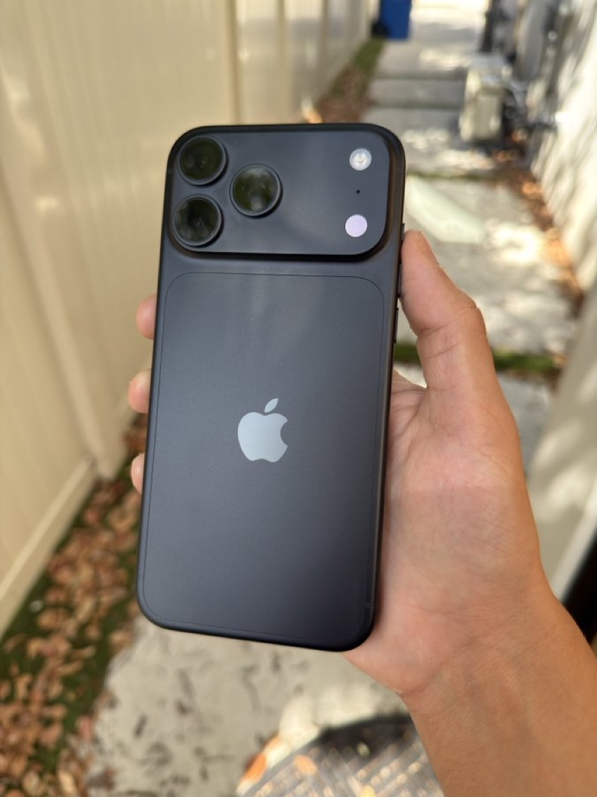 iPhone 18 Pro Max上手一周：这届旗舰，到底值不值得换？

苹果今年的新旗舰iPhone 18 Pro Max，已经上市一周多了。9月18日正式开售,现在,第一批&34;尝鲜&34;用户的真实体验反馈,也陆续冒了出来。

有资深用户用完一周后，给出了一份相当细致的&34;成绩单&34;。

先说性能。这次搭载