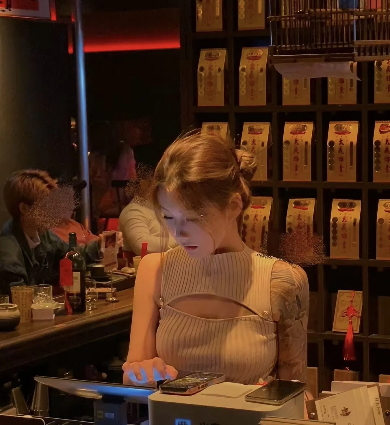 判了5年还不服？长春这个案子，男的拿P图造谣逼女大学生就范，上诉还狡辩“仙人跳”“付了钱”。

事情不复杂。李某在酒吧认识兼职营销的陈丽。偷攒她朋友圈照片，P成“师范大学新瓜”，威胁发全网。姑娘怕名声毁了，被迫去了日租房。前后三次。他还偷录视频加码要挟四年啊。一审判5年。二审维持。

我的看法很简单
