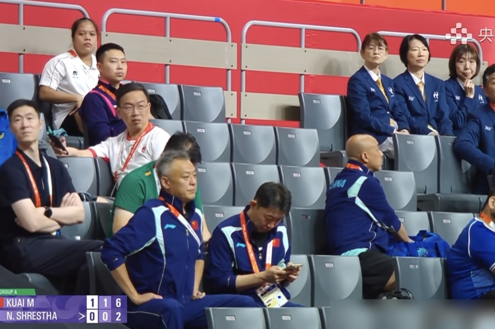 自家队员在场上砍瓜切菜，场边肖战、秦志戬、王励勤仨人齐刷刷扭着头，全盯着隔壁台子看。
不知道的还以为走错片场了。
日本女团打蒙古，张本美和13分钟速胜，伊藤美诚、长崎美柚跟着各拿一盘，全程连一局都没丢。仨教练看的不是比分，是人家前三板出手的果断劲儿，还有那种上来就把对手摁住、不给一点喘息的狠劲。