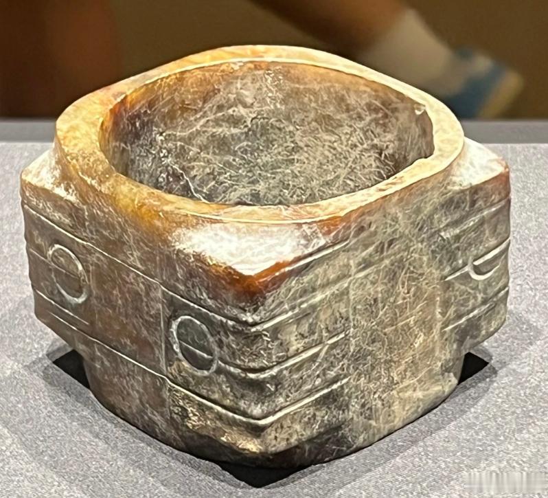 这类玉琮，明显不是良渚本地的，更可能是良渚遗民被流放到西北后的退化器型 ​​​