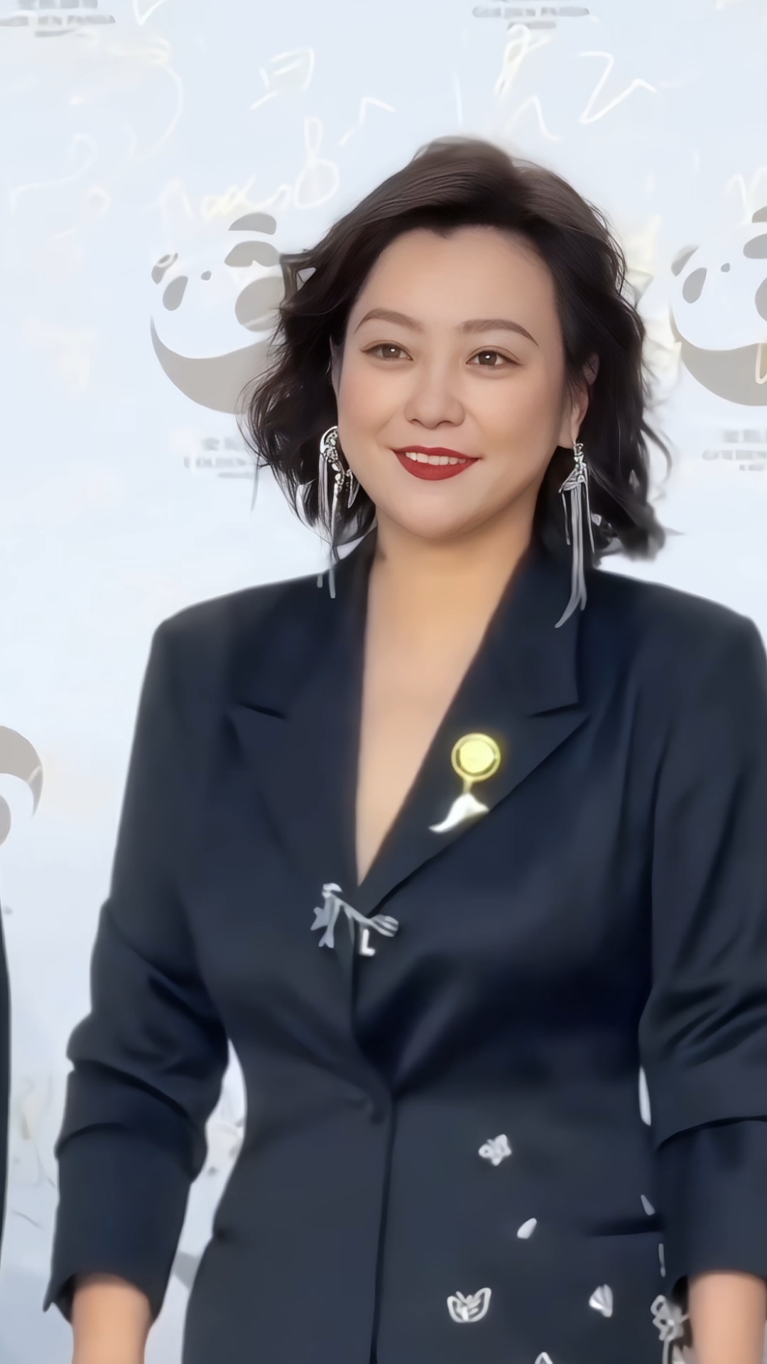 郝蕾和章子怡的演技谁更胜一筹? 翻出早年《我就是演员》第三季的片段重刷，看到郝蕾当众硬刚章子怡那段，还是觉得太爽了。
当时章子怡坐在导师席，笃定说出“没有天赋的努力是毫无意义的”，全场几乎没人敢接话，只有郝蕾直接投了反对票。她直白点破不是所有人都像章子怡那么幸运，出道就被张艺谋选中当女主，顶着谋