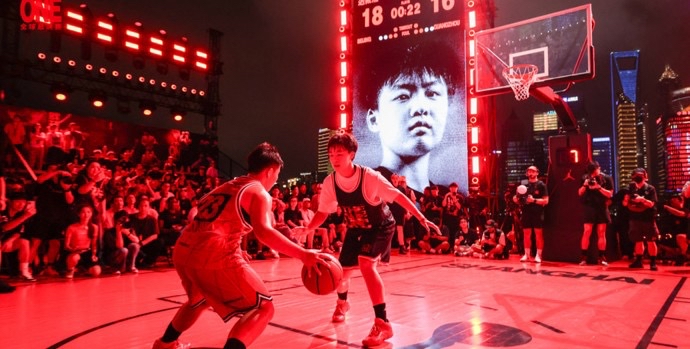 NBA明星传秘，单挑赛上海落幕

黄浦江边的晚风还没吹散北外滩的喧嚣，这场折腾了三天的篮球大派对总算是画上了句号。8月29号这天决赛打响，一边是陆家嘴晃眼的霓虹，一边是江边奔流的水，16个全世界最拔尖的年轻人就在这儿死磕单挑。连塔图姆那些NBA大牌都跑来当观众，这画面是不是有点魔幻？


咱们先盘盘