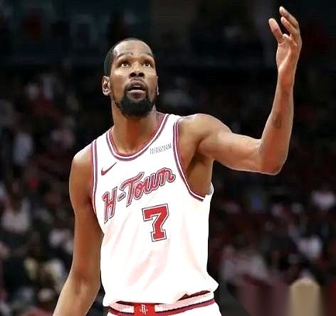 杜兰特的右膝，现在像一团迷雾。 球队经理的电话打给了各路记者，声音笃定...