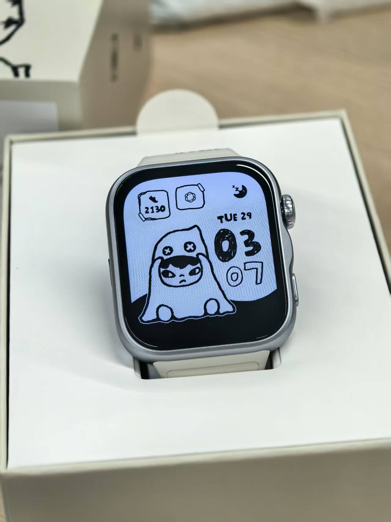 华为WATCH FIT 5 Hirono小野联名款开售，核心看点是“潮玩外观 + 完整产品力”。

外观上，联名表带与定制情绪表盘强化小野 IP 的治愈感，礼盒周边也更具收藏与送礼属性。功能上，它依然是那块实力扎实的方形智能手表：大屏信息显示清晰，存储与芯片升级带来更流畅体验，运动健康体系覆盖久坐微