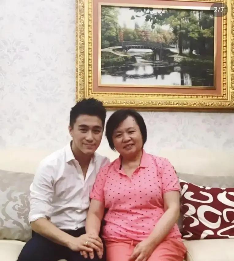 何猷君抱着儿子在商场溜达，身旁紧紧跟着的既不是名模老婆，也不是贴身助理，而是从小照顾他长大的保姆阿姨。
很多人看豪门八卦，眼里全盯着几百亿信托怎么分，哪房太太又戴了天价鸽子蛋。
但生在那样的深宅大院里，孩子心里最依赖的，往往不是亲爹亲妈。
手握千亿资产的何超琼，平日里气场全开说一不二，私人衣柜