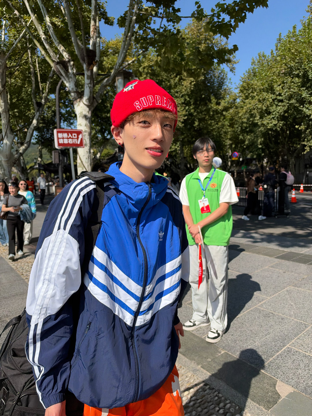 看到小鸭子了吃了个冰淇淋 开电瓶车被要签名了 做西湖发呆被偷拍了 ​