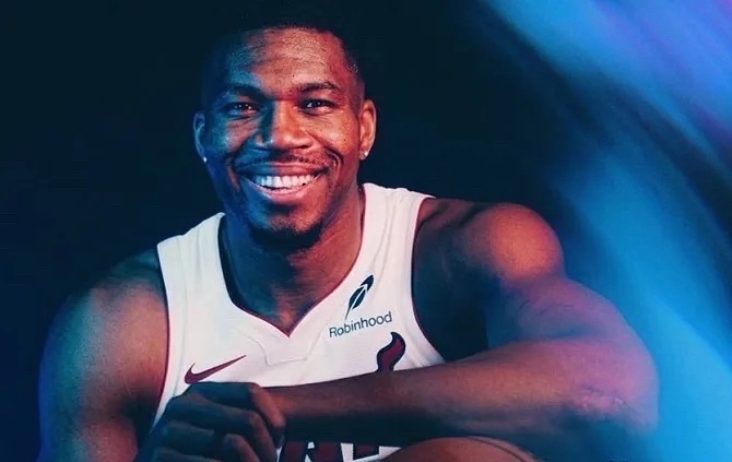 NBA季前赛 猛龙vs热火

用“首秀叙事”比对“热身赛性质”，季前赛本就信息混沌，主教练的排兵布阵完全不可预测。如何让玩家相信一场热身赛存在合理倾向性？

字母哥身披热火球衣的第一次亮相，天然具备极强的市场号召力，足以让一部分玩家对热火产生额外信任。

同时猛龙主教练教练亲口说“会考虑”伦纳德可能