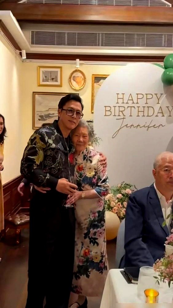 甄子丹岳母徐莉君过69岁生日，四代同堂，网友感叹这状态看着就像四十出头。

当年她在加拿大做珠宝生意，对两个女儿管得那是真严。三岁就把她们扔进舞蹈房，十八岁前不准碰恋爱，晚上十点必须进家门。

以前有人觉得这当妈的太狠了。

可看看两个女儿后来的路。大女儿汪诗诗嫁给甄子丹，前阵子过生日还被甄子丹称为