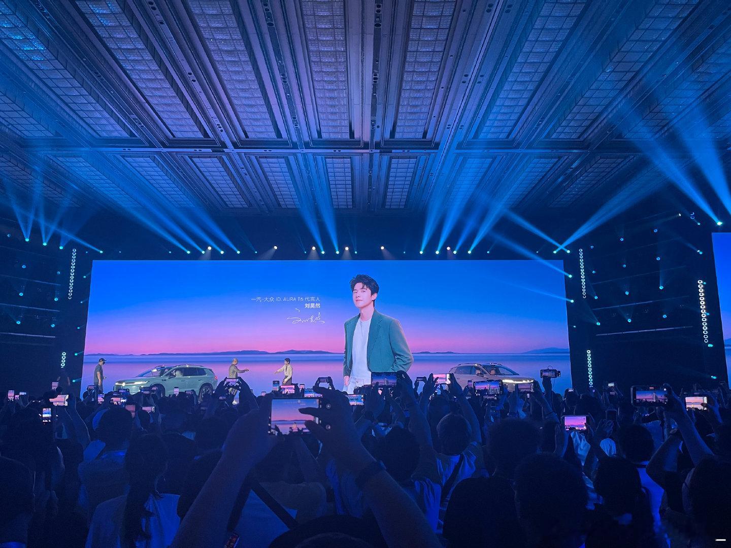 #刘昊然选对了新爆款大众T6#
新大众，新选择  ​