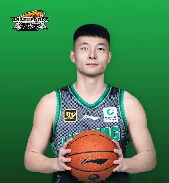 辽宁男篮和后卫鄢手骐完成3年续约，将开始在辽宁俱乐部的第9个赛季。 近...
