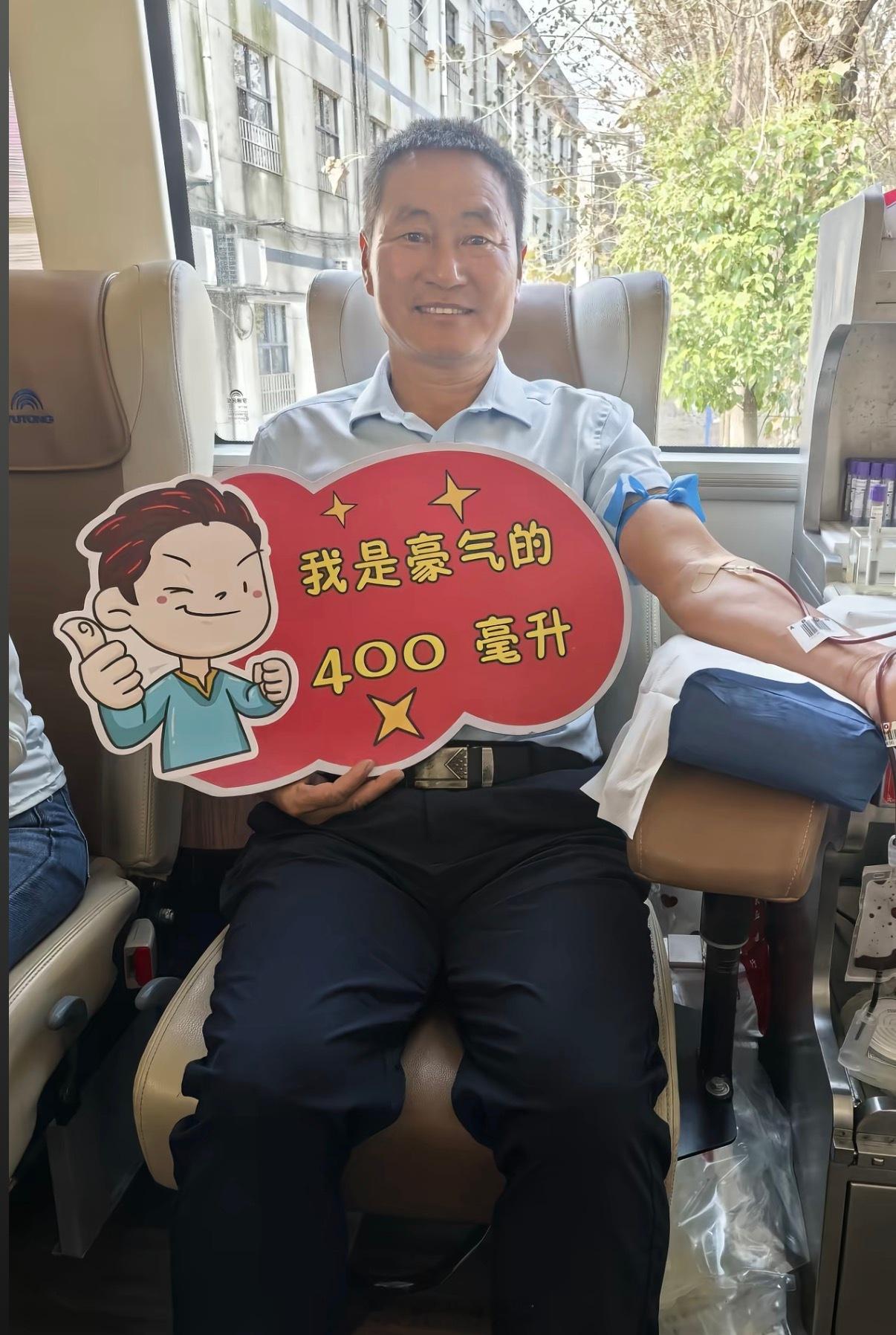 #车间工人撞脸陈小春#
估计陈小春看到这个视频心里也会咯噔一下！
不是因为这位大哥长的像自己，也不是觉得他可能就是自己失散多年的亲弟弟，而是：

又让他回忆起了那段心酸的记忆！

小时候，因为家里穷，所以爸爸以3000块钱的价格把弟弟送走了。他成名之后，一直有在寻找，但没有消息。

这位大哥虽 ​