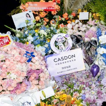 养权重❗❗❗
尊敬的先生
我希望在你的Fendi里
找一个Gucci的角落
我希望在你的Tiffany
像一个粉色的Tom Ford
希望在你L V
有CELINE和BVLGARL   
悄悄过去 留下纪梵希
宝格丽 宝格丽 怎能忘记 ​