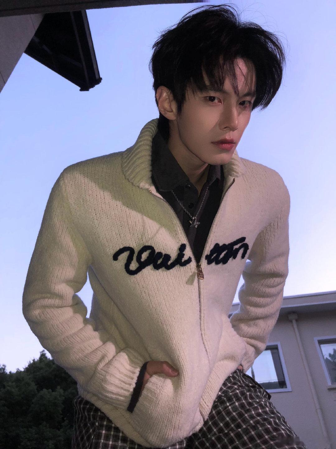#何与[超话]# 真的好帅啊 ​