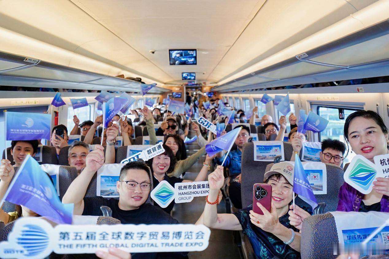 #千名义乌老板包高铁追AI#【闪现数贸会，千名义乌老板“包高铁”追AI】#先用AI的义乌老板已拿到更多订单# 千余名义乌老板放下手头繁忙的生意，花费一天的时间，“包”一列高铁到杭州参加数贸会。#在第五届数贸会遇见AI未来#
上一届全球数字贸易博览会，组织方包的是接印尼客商的“数贸专机”，这一次， ​