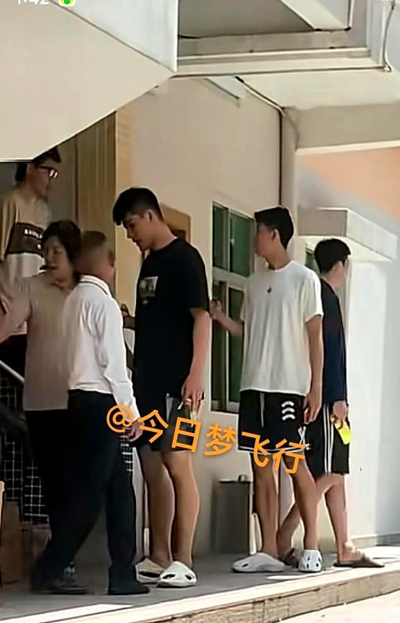 广东队今天中午有点反常！    平时中午一到，南城训练馆跑回来的球员直...