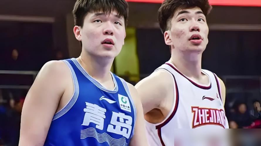 周琦腰伤退了，大爷王哲林没上，胡金秋一个4号位硬是打满了5号位。
世界杯排位赛，乔帅没按常理出牌。对阵安哥拉，胡金秋31分钟11投10中砍20分，效率高得离谱。
但更狠的是周琦在的时候，乔帅早把周琦+胡金秋摆上台面了。周琦护筐，胡金秋拉开空间，一高一快，战术互补。
王哲林低位单打是传统5号位，