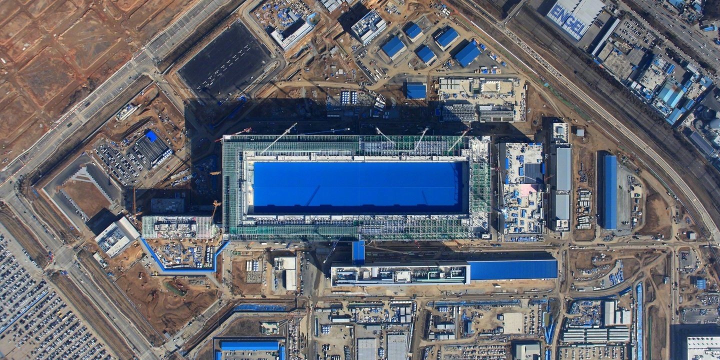 【2 层 → 3 层：#曝三星电子计划扩大平泽在建晶圆厂项目#】这意味着其可容纳 6 个洁净室。在全球半导体供应紧张的当下，提升用地利用效率是多家制造商的共同选择，SK 海力士的龙仁新晶圆厂同样是 3 层结构。 ​